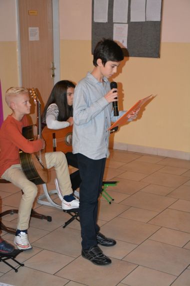 Otvori galeriju Vecer-poezije-OS-Bijakovici5.JPG