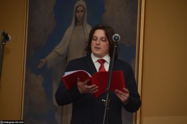 Otvori galeriju Zbor-Kraljica-Mira-Medugorje_01.JPG