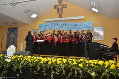 Otvori galeriju Zbor-Kraljica-Mira-Medugorje_02.JPG