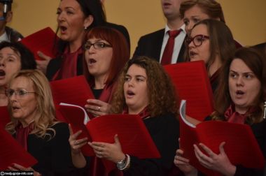 Otvori galeriju Zbor-Kraljica-Mira-Medugorje_03.JPG