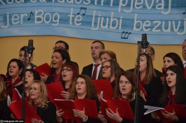 Otvori galeriju Zbor-Kraljica-Mira-Medugorje_04.JPG