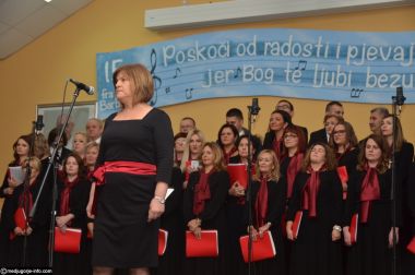 Otvori galeriju Zbor-Kraljica-Mira-Medugorje_08.JPG