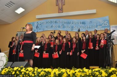 Otvori galeriju Zbor-Kraljica-Mira-Medugorje_09.JPG