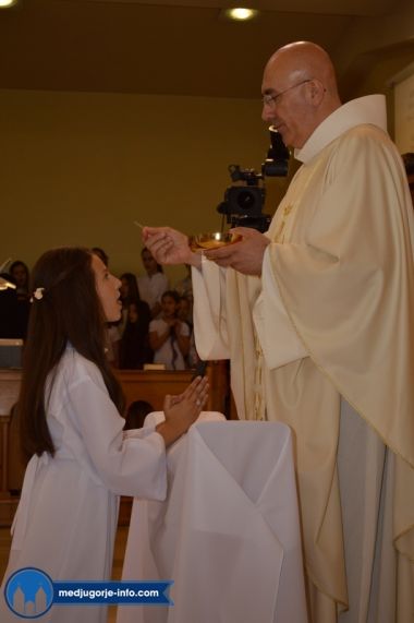 prva-sveta-pricest-u-medugorju_22.jpg