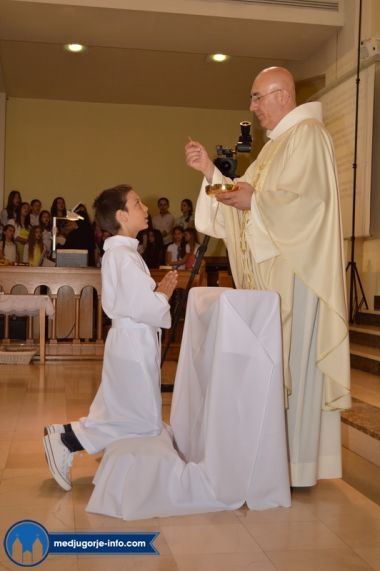 prva-sveta-pricest-u-medugorju_30.jpg
