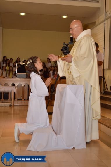 prva-sveta-pricest-u-medugorju_31.jpg