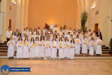 prva-sveta-pricest-u-medugorju_38.jpg