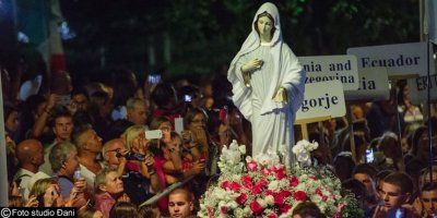 Processione dei giovani a Medjugorje