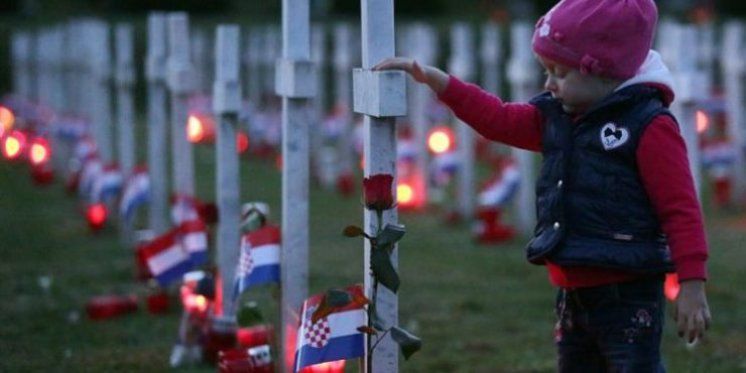 Suze su mi potekle, palila sam svijeće i čula dječji glas: “Podigni je visoko, nek vijori…”