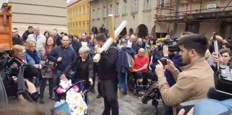 Čovjeku s križem pridružile se mame s bolesnom djecom, svi zajedno stižu pred Vladu