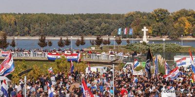 Stravična svjedočanstva na prosvjedu u Vukovaru ‘Kada sam krenuo na klanje, prvo su me natjerali da pojedem krunicu… Srećemo te ljude u Vukovaru’