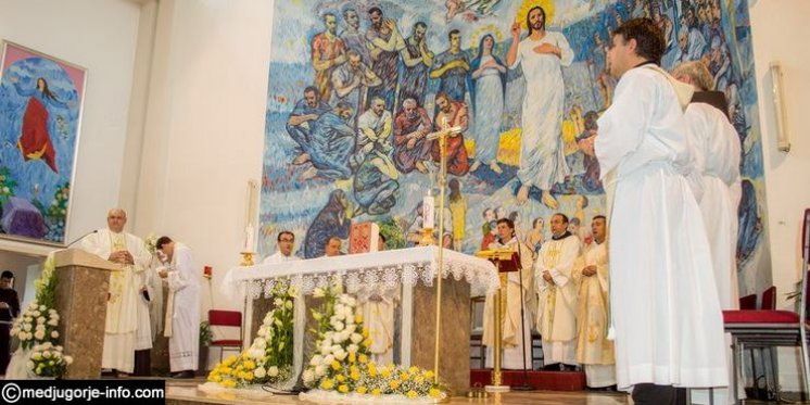 Zašto nedjeljna sveta misa počinje procesijom?