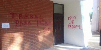 Grafitima oskvrnuta crkva u Bihaću