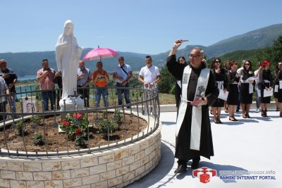 U Podboru kod Rame blagoslovljen kip Kraljice Mira i Gospin trg