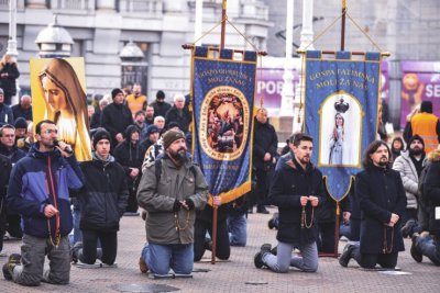 ORGANIZATORI JAVNE MOLITVE PORUČILI: Dijabolično da se u današnje vrijeme katolicima nastoji osporiti javna molitva i da ih se pokušava smjestiti u njihova četiri zida, dok istovremeno mnoge ideologije izlaze van i to kroz široka vrata