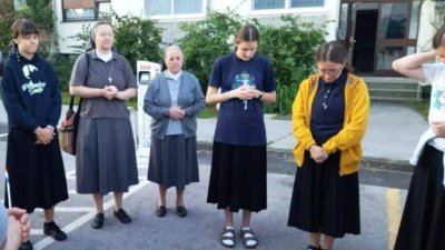 PODRŽIMO IH MOLITVOM Pet kandidatkinja slovensko-hrvatske provincije Družba sestara Kćeri Marije Pomoćnice otišlo na daljnju formaciju u postulat u Torino