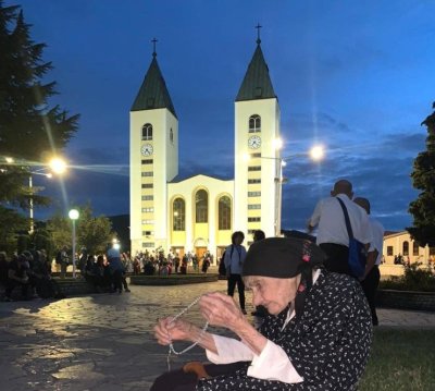 Baka Anđa sa svojih 99 godina života moli krunicu. Neka nam svima bude na poticaj