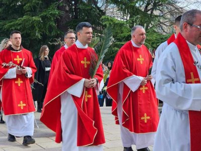 MNOŠTVO DOMAĆIH I STRANIH VJERNIKA NA CVJETNICU U MEĐUGORJU