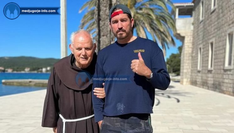 JIM CAVIEZEL S OBITELJI S FRA JOZOM ZOVKOM NA BADIJI