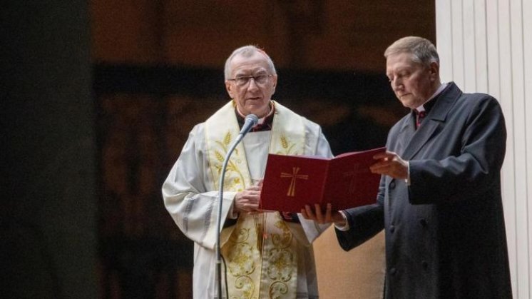 Kardinal Parolin predvodio krunicu za Papino zdravlje na Trgu sv. Petra