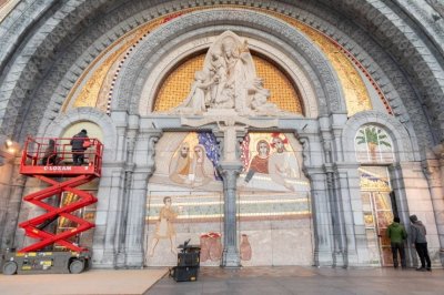 Lurdski biskup prekriva Rupnikove mozaike na vratima Bazilike Svete Krunice