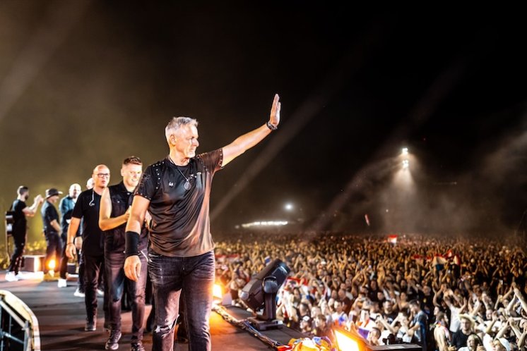 ŠTO JE THOMPSON UČINIO PRIJE, ZA VRIJEME I NAKON KONCERTA?