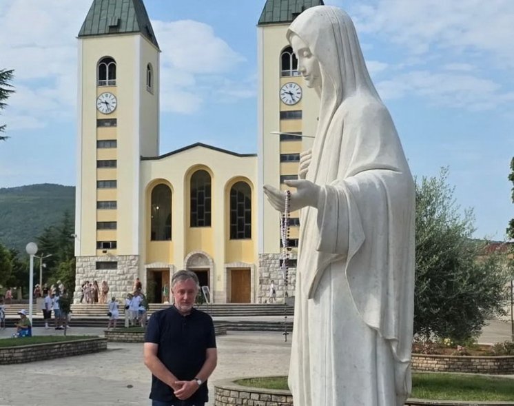 Poznati hrvatski glazbenik u Međugorju, evo što je zamolio Kraljicu Mira