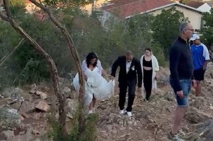 Mladenci se u svadbenoj odjeći penjali se na Brdo Ukazanja