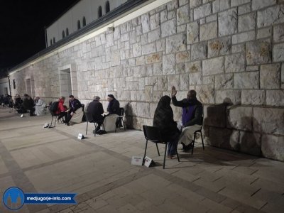 FOTO Brojni hodočasnici unatoč hladnoći čekaju na pomirenje s Bogom, pogledajte večerašnje prizore iz Međugorja