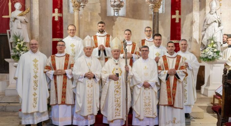 Nadbiskup Križić zaredio petoricu novih đakona u trogirskoj katedrali
