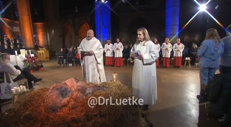 Umjesto Djeteta Isusa u jaslama, na njemačkoj televiziji sluzavo izvanzemaljsko čudovište