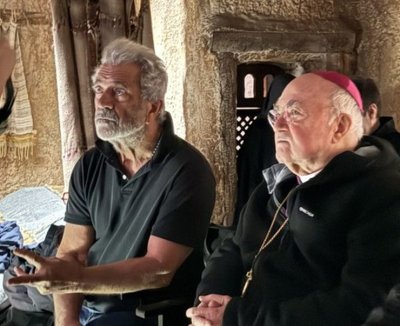 Mel Gibson i nadbiskup Vigan&ograve; u velikom projektu o Uskrsnuću: Film koji vraća Krista u središte svijeta