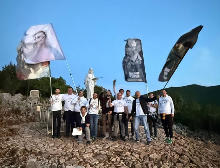 FOTO Marijini ratnici iz Hercegovine na Brdu ukazanja obnovili posvetu Isusu po rukama Marijinim
