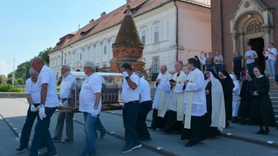 Relikvije sv. Male Terezije i njezinih roditelja u đakovačkoj katedrali