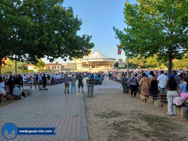 FOTO Bog i Kraljica Mira ponovno su pobijedili: Misa u Međugorju slavila se na vanjskom oltaru, Gospin kip ponovno sjaji, vjernici mole kod Plavog križa