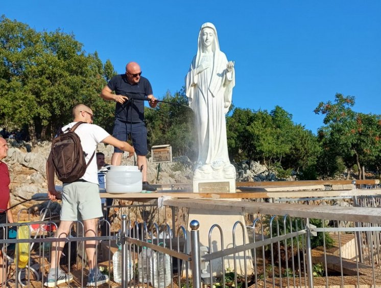 Fra Marin Mikulić nakon čišćenja Gospina kipa: "Možda je upravo ovo poziv svima nama"