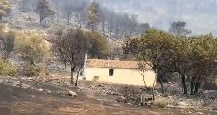 VATRA JE PROGUTALA SVE, ALI NE I KAPELICU ARKANĐELA MIHAELA &ndash; prizor koji je dirnuo milijune