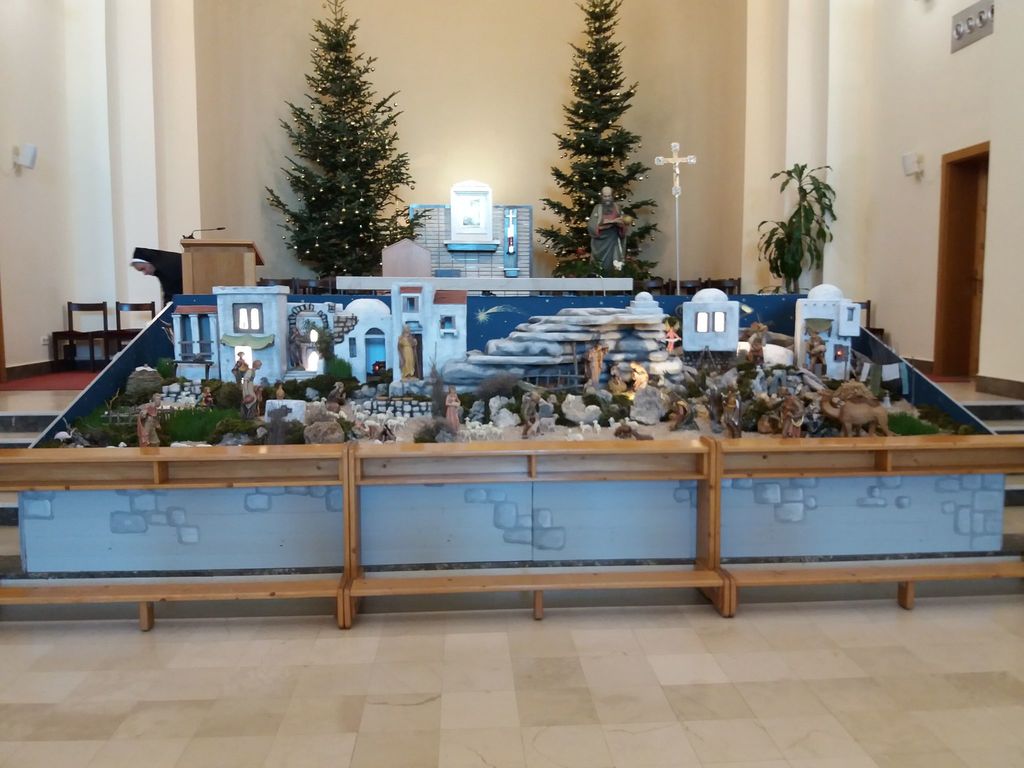 postavljene-jaslice-u-medugorskoj-crkvi-3.jpg