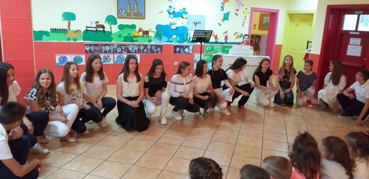 posjet-osnovne-glazbene-skole-brotnjo-vrticu-sv-mala-terezija_8.jpg